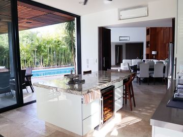 CASA EN VENTA CON VISTA AL LAGO KANHA EN YUCATÁN COUNTRY CLUB