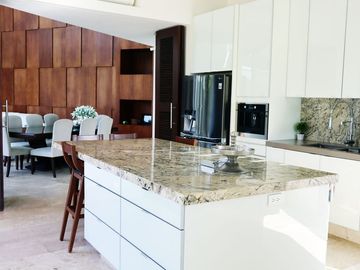 CASA EN VENTA CON VISTA AL LAGO KANHA EN YUCATÁN COUNTRY CLUB