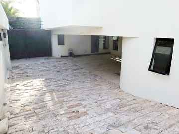 CASA EN VENTA CON VISTA AL LAGO KANHA EN YUCATÁN COUNTRY CLUB