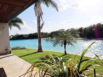 CASA EN VENTA CON VISTA AL LAGO KANHA EN YUCATÁN COUNTRY CLUB