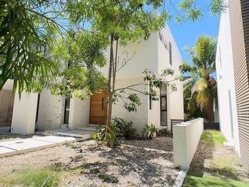 CASA EN VENTA EN YUCATÁN COUNTRY CLUB