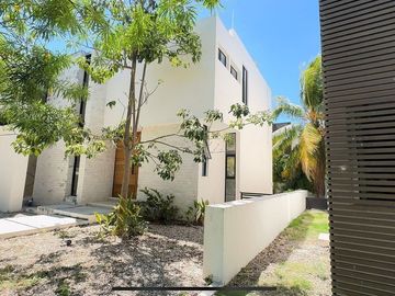 CASA EN VENTA EN YUCATÁN COUNTRY CLUB