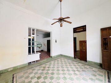 CASA COLONIAL PARA RENOVAR CON AMPLIO TERRENO EN EL CORAZÓN DEL CENTRO DE MÉRIDA