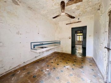 CASA COLONIAL PARA RENOVAR CON AMPLIO TERRENO EN EL CORAZÓN DEL CENTRO DE MÉRIDA