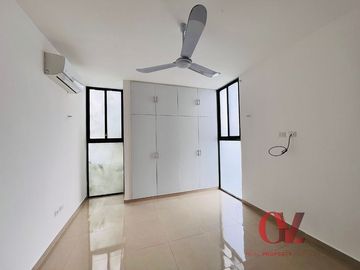 CASA CON PANELES SOLARES EN PRIVADA CON CASA CLUB