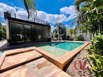 CASA CON PANELES SOLARES EN PRIVADA CON CASA CLUB