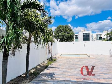 CASA CON PANELES SOLARES EN PRIVADA CON CASA CLUB