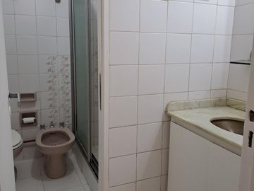 LUMINOSO Y AMPLIO MONOAMBIENTE COCINA APARTE Y LAVADERO