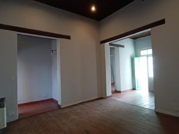 CASA EN EXCELENTE ESTADO DE CORTE AMTIGUO