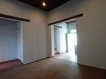 CASA EN EXCELENTE ESTADO DE CORTE AMTIGUO