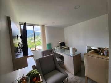 AMPLIO, CÓMODO EN VENTA EN SABANETA, TRES PARQUEADEROS .