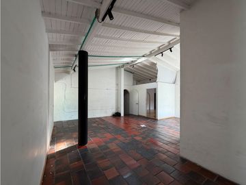 Casa comercial para renta tradicional, El Poblado patio bonito