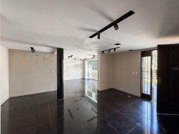 Casa comercial para renta tradicional, El Poblado patio bonito