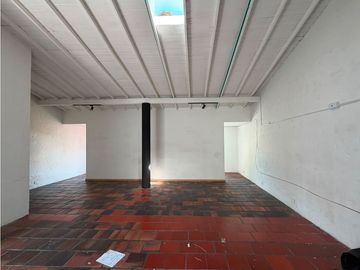 Casa comercial para renta tradicional, El Poblado patio bonito