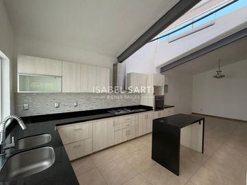 CASA EN RENTA EN JURICA