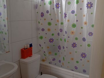 AMPLIO, ILUMINADO Y BIEN CONECTADO DEPTO EN VENTA