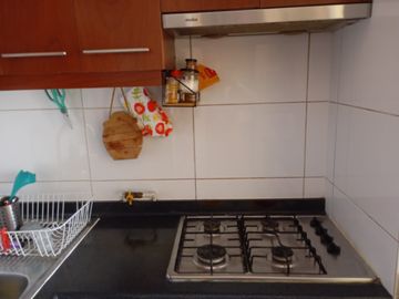 AMPLIO, ILUMINADO Y BIEN CONECTADO DEPTO EN VENTA