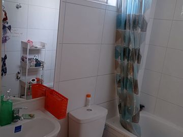 AMPLIO, ILUMINADO Y BIEN CONECTADO DEPTO EN VENTA