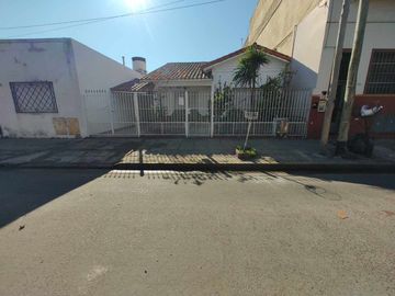 CASA T/CHALET DE 3 DORM. COCHERA, PATIO, QUINCHO