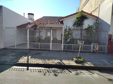 CASA T/CHALET DE 3 DORM. COCHERA, PATIO, QUINCHO