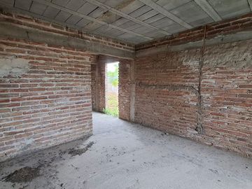 Vende lote 300m2 con construccion en Toledo Cba.