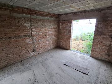 Vende lote 300m2 con construccion en Toledo Cba.