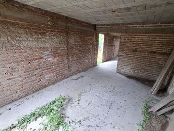 Vende lote 300m2 con construccion en Toledo Cba.