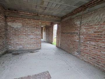 Vende lote 300m2 con construccion en Toledo Cba.