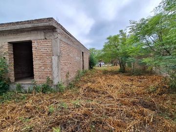 Vende lote 300m2 con construccion en Toledo Cba.
