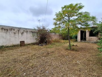 Vende lote 300m2 con construccion en Toledo Cba.