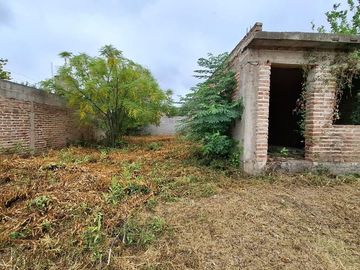 Vende lote 300m2 con construccion en Toledo Cba.