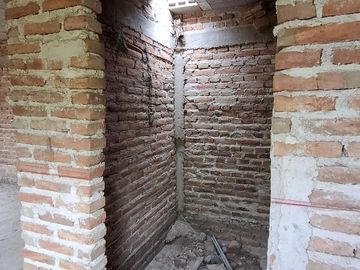 Vende lote 300m2 con construccion en Toledo Cba.