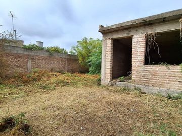 Vende lote 300m2 con construccion en Toledo Cba.