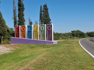 Vende lote 300m2 con construccion en Toledo Cba.