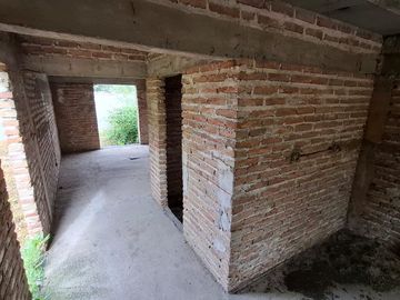 Vende lote 300m2 con construccion en Toledo Cba.