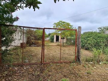 Vende lote 300m2 con construccion en Toledo Cba.