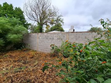 Vende lote 300m2 con construccion en Toledo Cba.