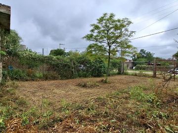 Vende lote 300m2 con construccion en Toledo Cba.