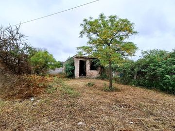 Vende lote 300m2 con construccion en Toledo Cba.