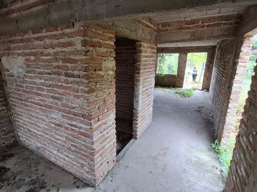 Vende lote 300m2 con construccion en Toledo Cba.