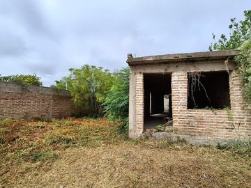 Vende lote 300m2 con construccion en Toledo Cba.