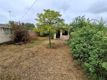 Vende lote 300m2 con construccion en Toledo Cba.