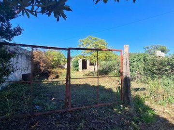 Vende lote 300m2 con construccion en Toledo Cba.
