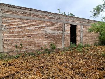 Vende lote 300m2 con construccion en Toledo Cba.