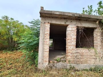 Vende lote 300m2 con construccion en Toledo Cba.