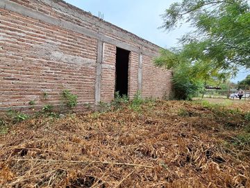 Vende lote 300m2 con construccion en Toledo Cba.