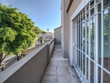 VENTA CASA 6 AMB FLORES PISCINA COCHERA PERMUTA