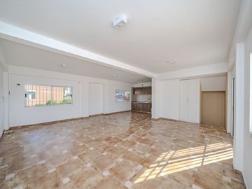 VENTA CASA 6 AMB FLORES PISCINA COCHERA PERMUTA