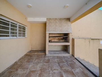 VENTA CASA 6 AMB FLORES PISCINA COCHERA PERMUTA