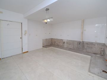 VENTA CASA 6 AMB FLORES PISCINA COCHERA PERMUTA